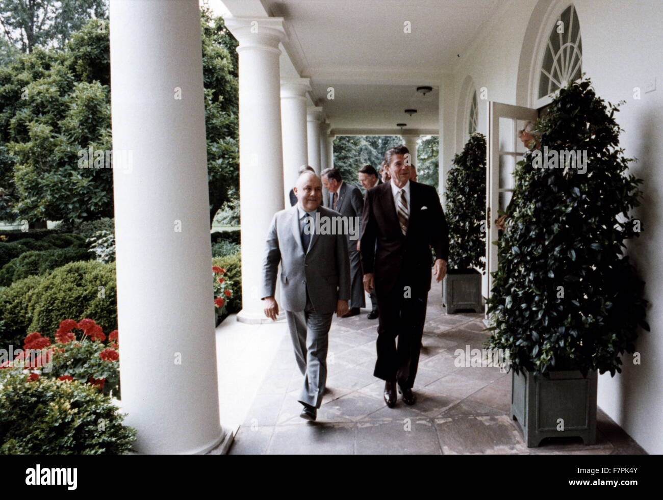 Farbe Fotographie von Präsident Ronald Reagan (1911-2004) zu Fuß außerhalb des weißen Hauses. Datierte 1981 Stockfoto
