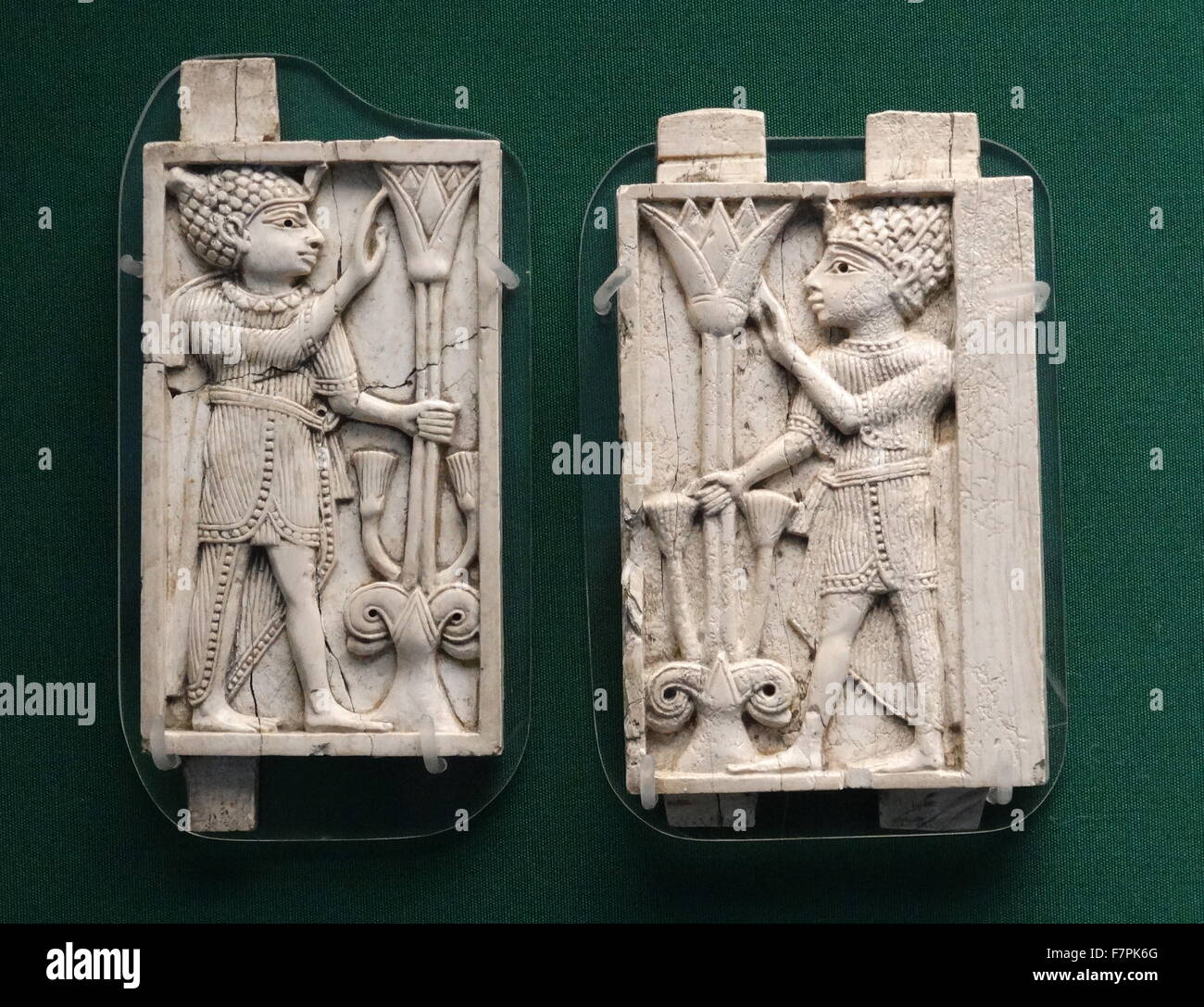 Reliefplatten Darstellung zwei Jugendliche gekleidet in ägyptischen königlichen Kostümen greifen einen Baum durch eine Lotusblüte aus einer doppelten Spirale gebildet. Stockfoto