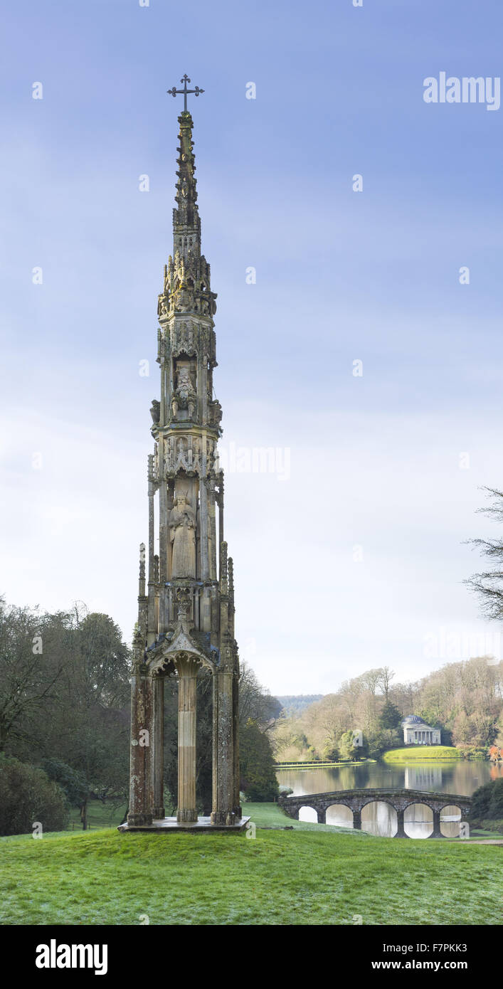 Das Bristol hohe Kreuz mit der palladianische Brücke und Pantheon im Hintergrund Stourhead, Wiltshire. Das viel restauriert Bristol High Cross mittelalterliche Denkmal stand ursprünglich an der Kreuzung der High Street und Broad Street in Bristol. Im Jahre 1764 wurde es acq Stockfoto