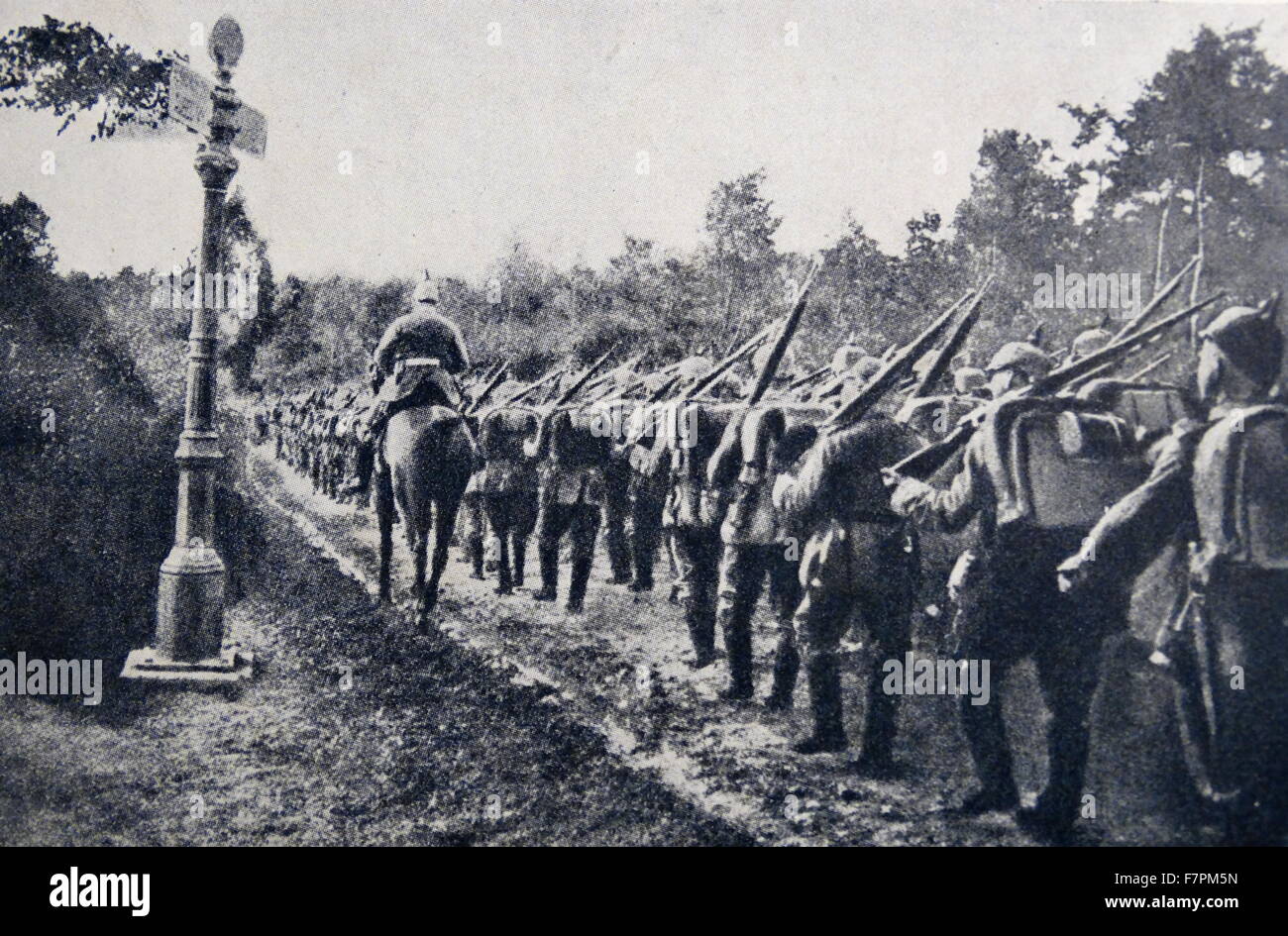 Foto von der deutschen Infanterie über die belgische Grenze im ersten Weltkrieg. Datiert 1914 Stockfoto