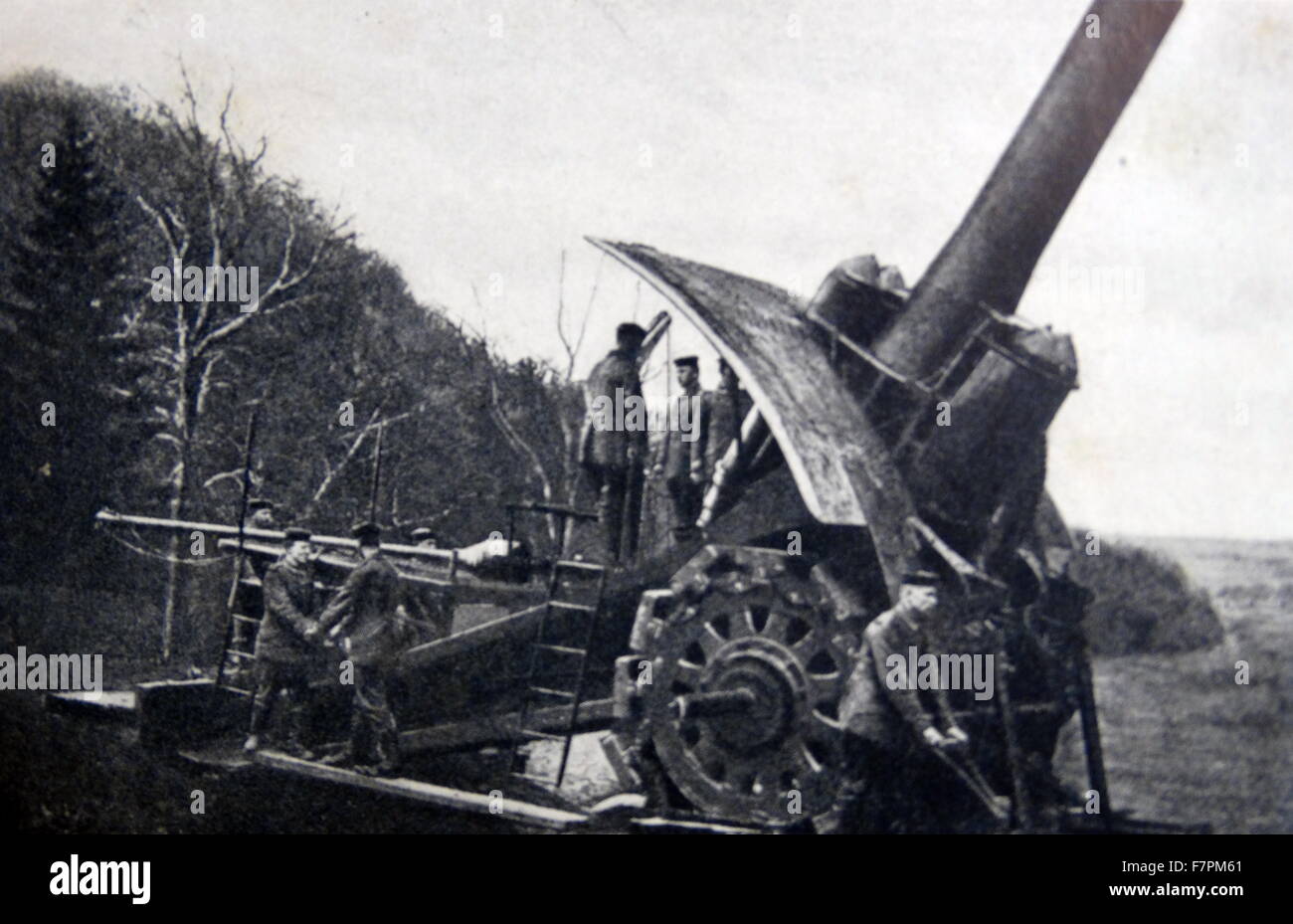 Deutsche Kanone ist in Belgien, beim Ausbruch des ersten Weltkrieges Feuer aufgereiht. Stockfoto