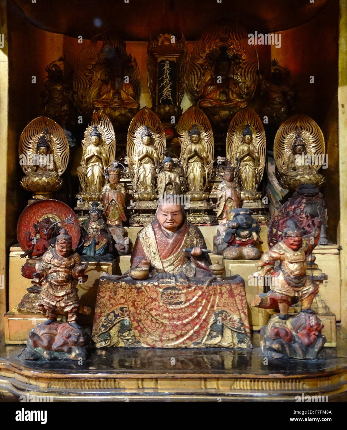 Inländische tragbaren, Schrein, mit Figuren von Shinto und buddhistischen Gottheiten. Japanische des 19. Jahrhunderts Stockfoto