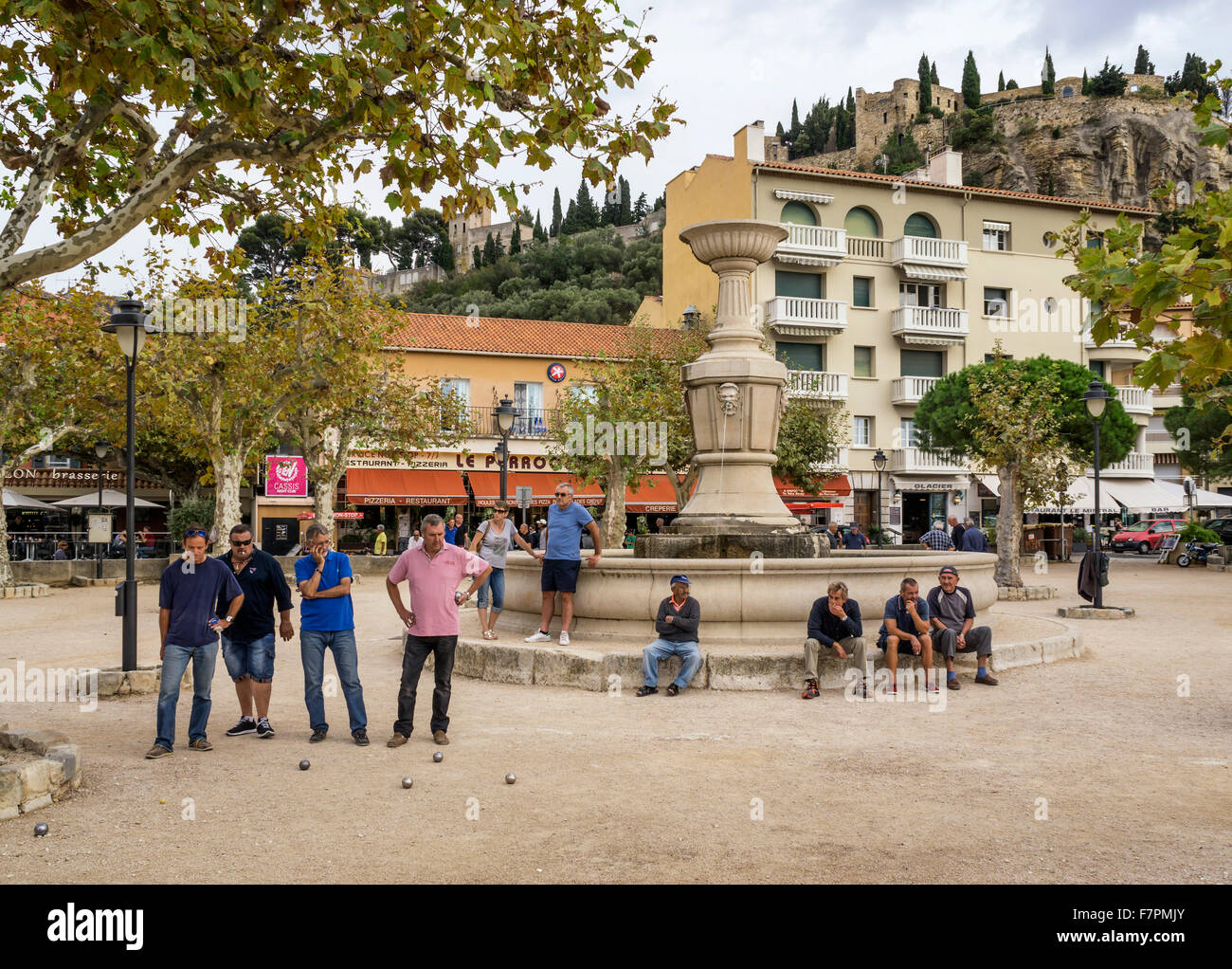 Boule-Spieler in Sqaure in der Nähe von Hafen, Festung, Cassis, Côte d ' Azur Frankreich, Stockfoto