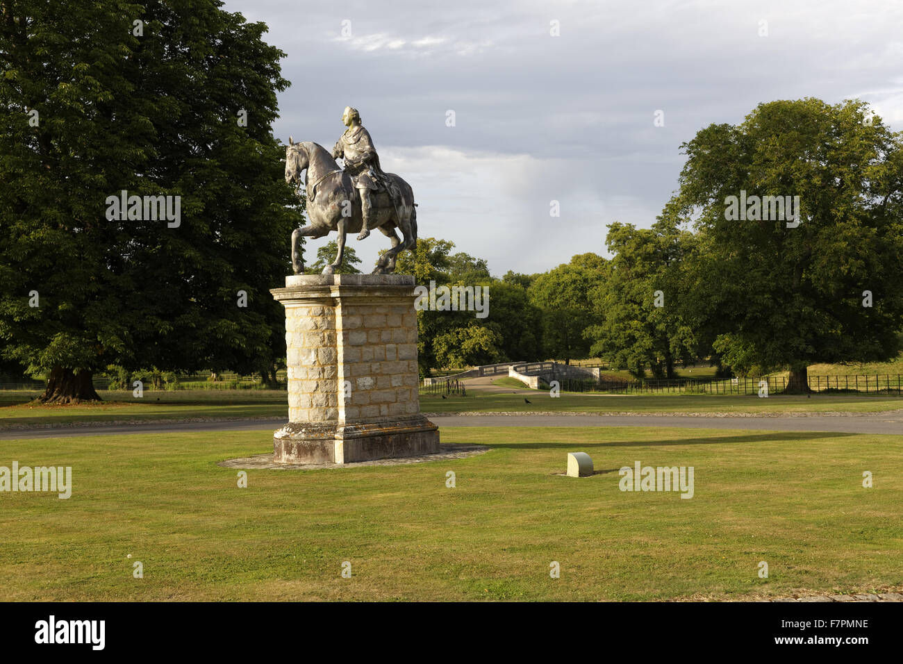 Statue von Friedrich, Prinz von Wales, von John Cheere 1756, auf dem Gelände des Hartwell House, Buckinghamshire. Hartwell House Hotel, Restaurant und Spa ist Teil der historischen Haus-Hotelgruppe. Stockfoto