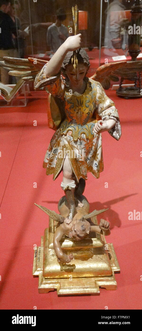 Statue des Erzengels St. Michael. St. Michael ist als Anwalt der Juden und auch als Beschützer und Führer von Gottes Armeen gegen das Böse gesehen. Hergestellt aus vergoldetem Holz aus Spanien, 1700-1850. Stockfoto