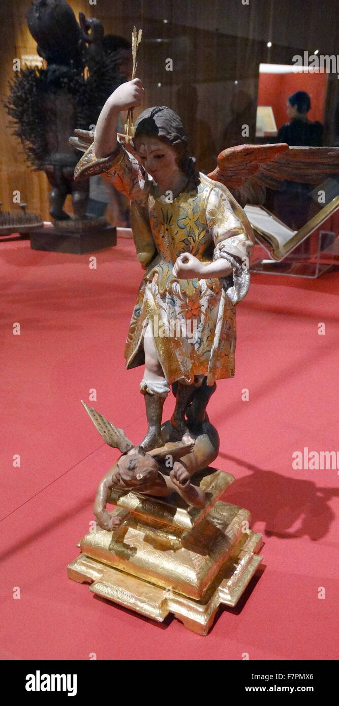 Statue des Erzengels St. Michael. St. Michael ist als Anwalt der Juden und auch als Beschützer und Führer von Gottes Armeen gegen das Böse gesehen. Hergestellt aus vergoldetem Holz aus Spanien, 1700-1850. Stockfoto