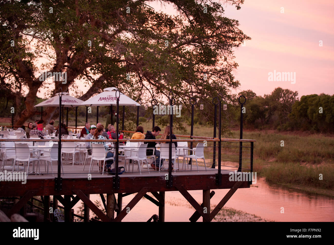 Das Skukuza Rest Camp Restaurant bei Sonnenuntergang.  Kruger National Park, Südafrika. Stockfoto