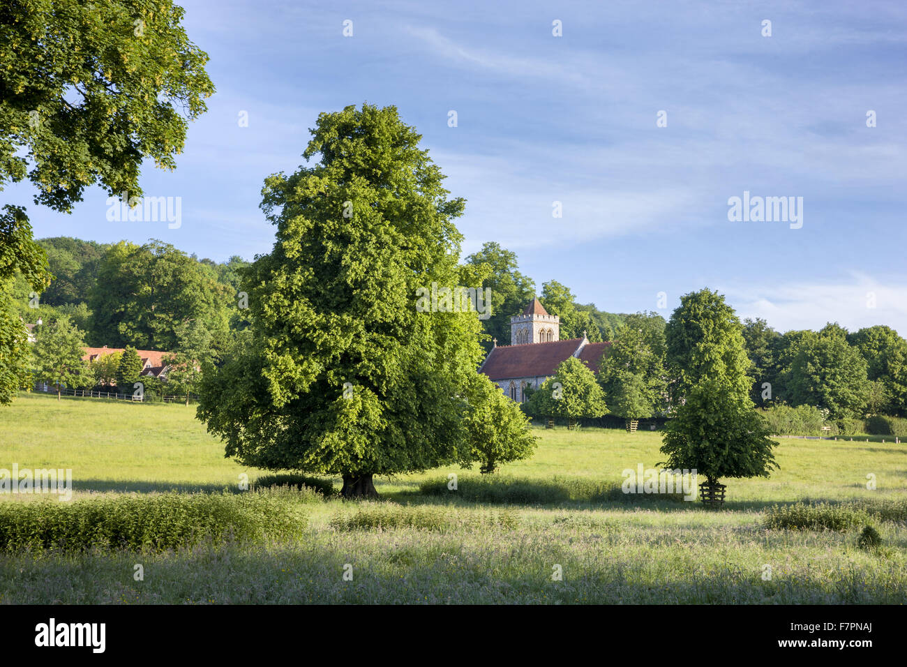 St Michael & All Angels Church, Hughenden, Buckinghamshire. Viktorianischen Premierminister Benjamin Disraeli ist in der Nähe von Ostende der nördlichen Kapelle begraben. Stockfoto