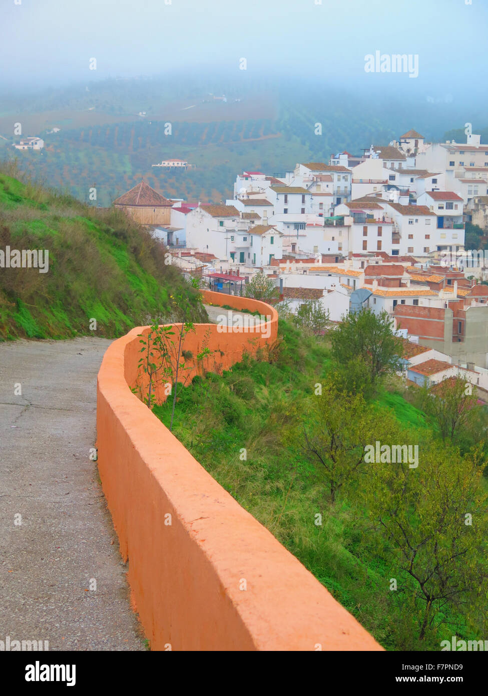 Ansicht des Guadalhorce Valley und Alora Dorf vom hohen Hügel Stockfoto