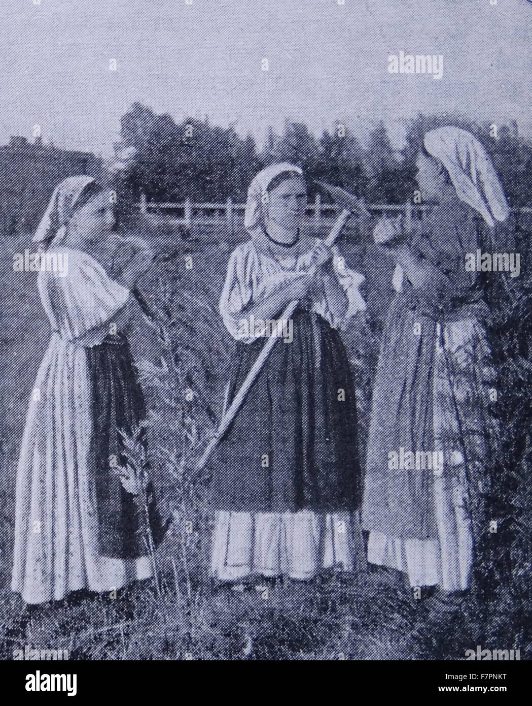 Esten: Eines uralten Volkes von der Ostseeküste entfernt. Zeigen Bauern, Kinder und Frauen von der Landwirtschaft Hintergründe in traditioneller Tracht. Stockfoto