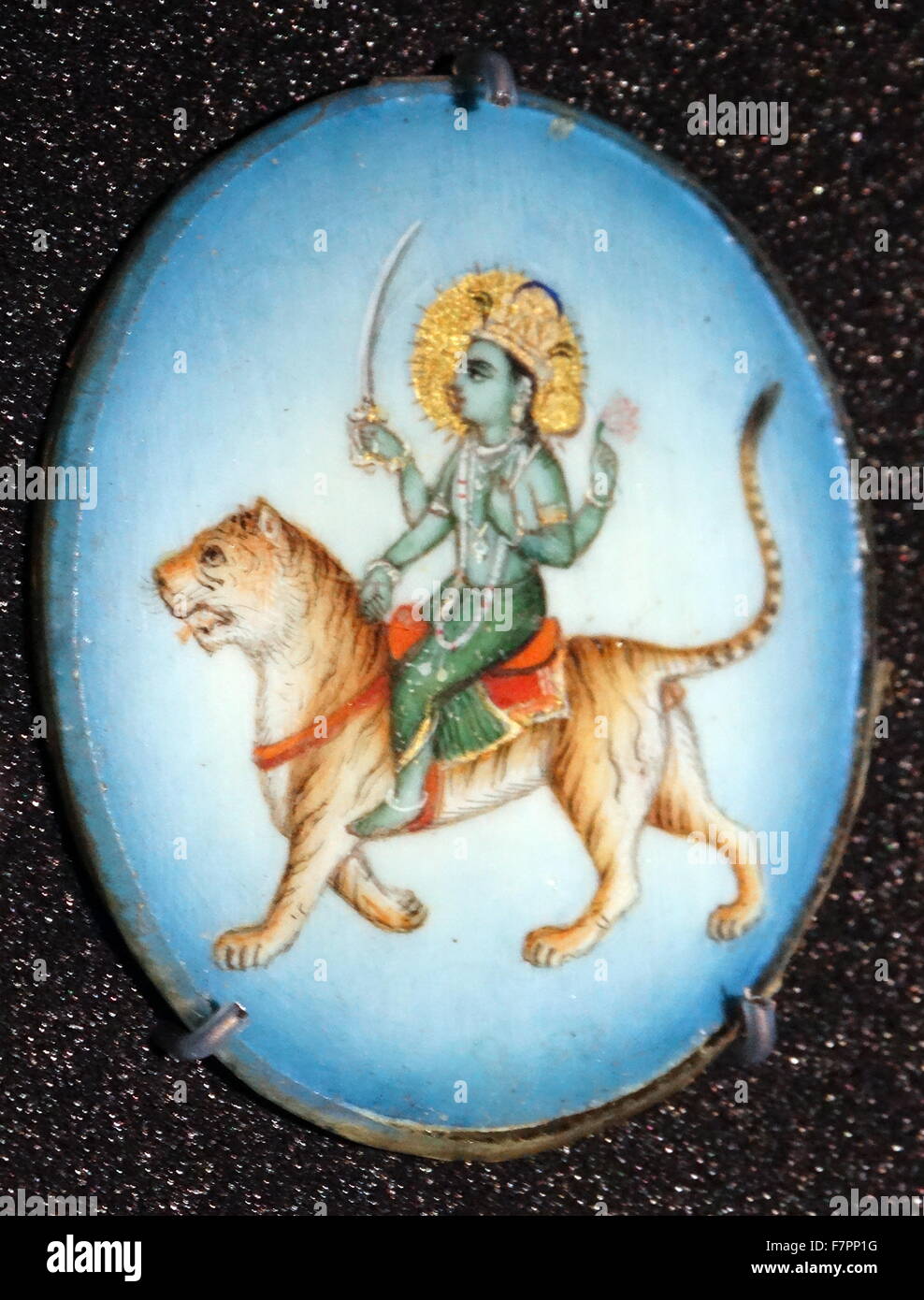 Hindu-Gottheit, Mahishasura. Indisch, 19. Jahrhundert... Aus einer Sammlung von Rondelle von Hindu-Gottheiten. Gouache auf Elfenbein mit Bleistift, Indisch, 19. Jahrhundert; Stockfoto