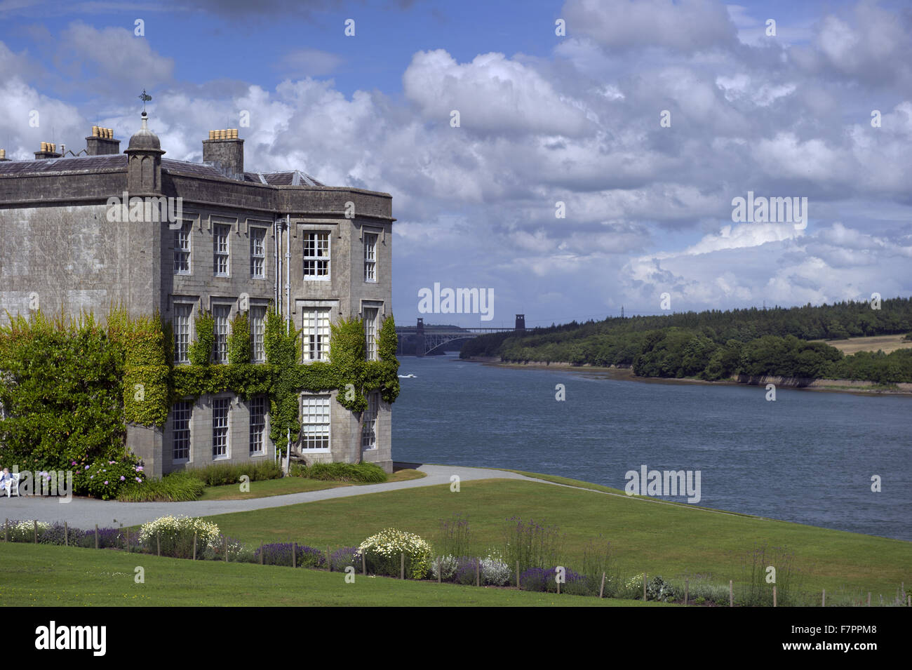 Blick auf das äußere des Hauses Plas Newydd Country House and Gardens, Anglesey, Wales. Dieses feine 18. Jahrhundert Herrenhaus liegt an den Ufern der Menai Strait, mit atemberaubender Aussicht von Snowdonia. Stockfoto