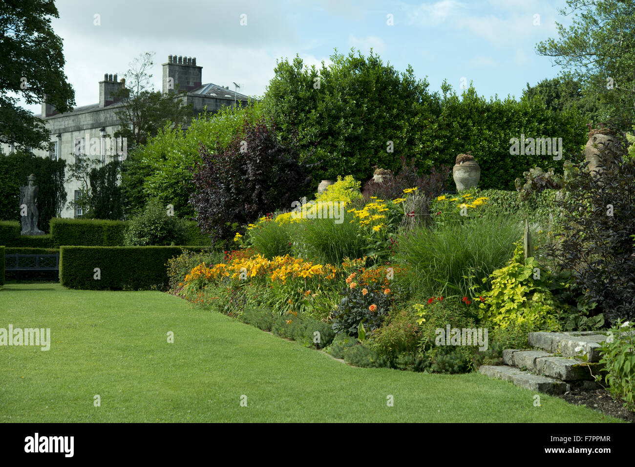Das Haus vom Garten im Plas Newydd Country House und Gärten, Anglesey, Wales gesehen. Dieses feine 18. Jahrhundert Herrenhaus liegt an den Ufern der Menai Strait, mit atemberaubender Aussicht von Snowdonia. Stockfoto