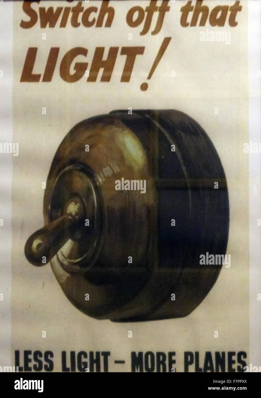 Weltkrieg zwei Poster ausgestellt durch das Ministerium für Brennstoffe und Energie mit dem Titel "das Licht ausschalten! Weniger Licht - mehr Flugzeuge. Datierte 1939 Stockfoto