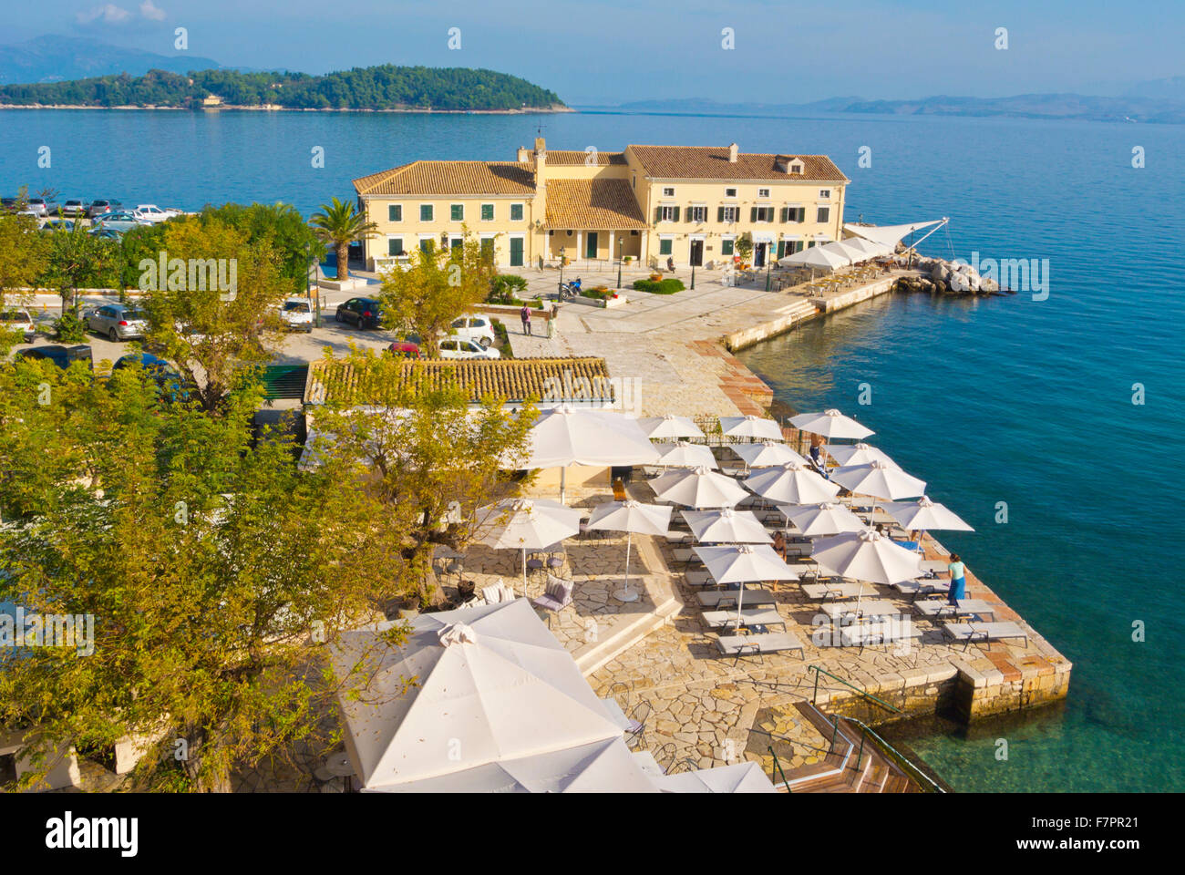 Faliraki, Strand und Restaurant, Korfu-Stadt, Insel Korfu, Ionische Inseln, Griechenland Stockfoto