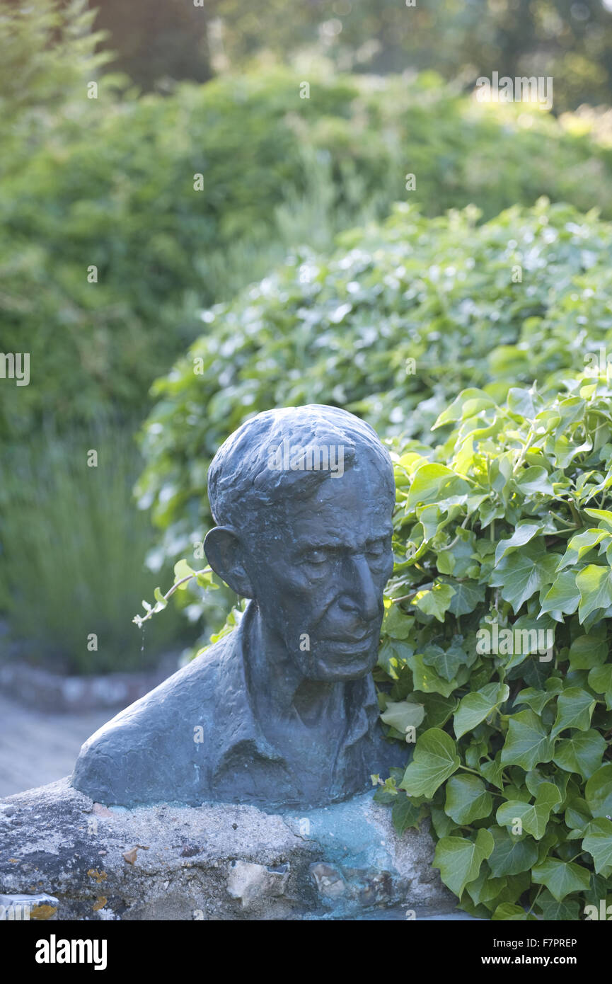 Büste von Leonard Woolf im Garten am Haus des Mönchs, East Sussex. Monk es House war der Schriftsteller Woolf Landhaus und Rückzug. Stockfoto