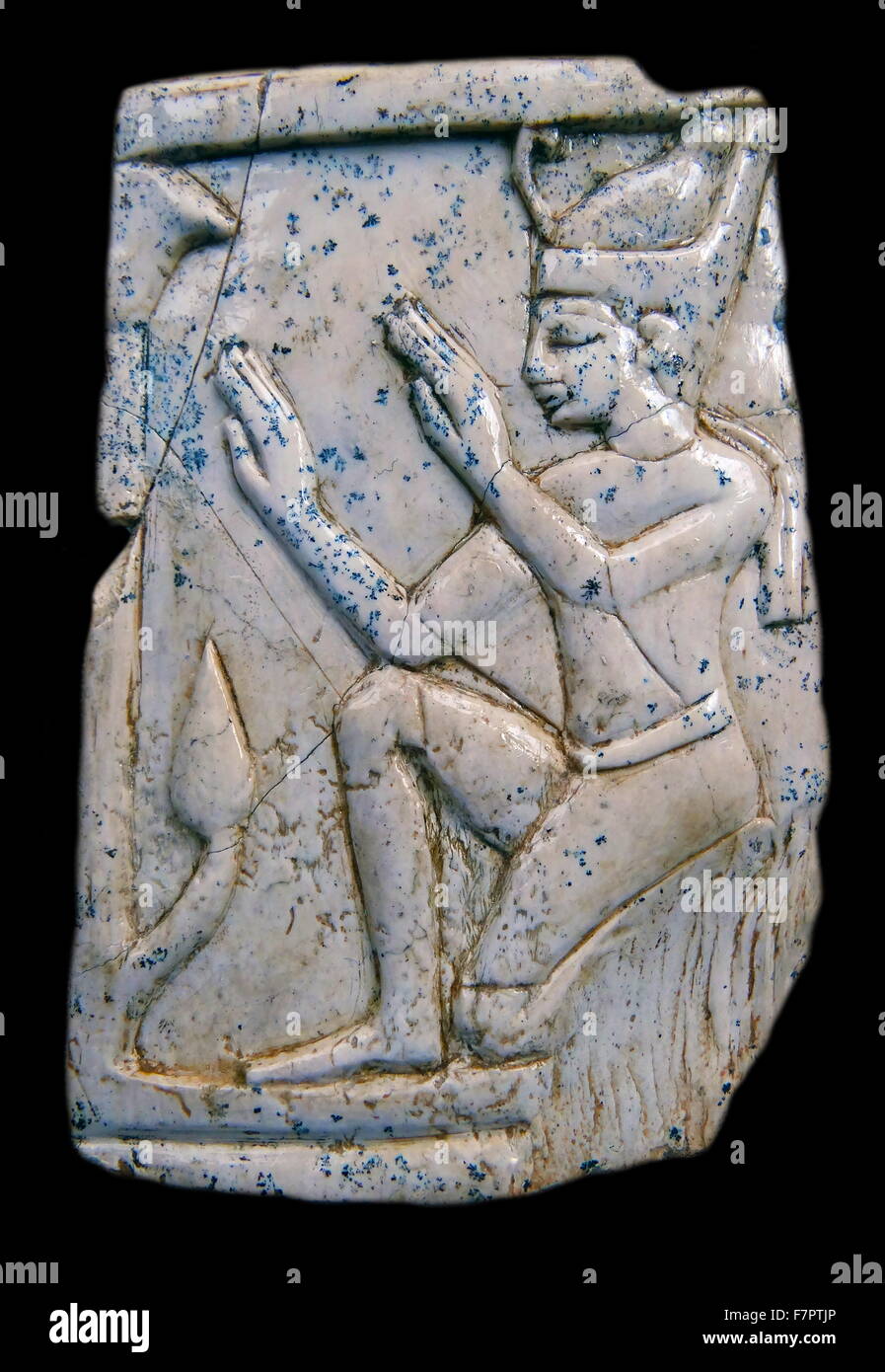 Elfenbein-Figur trägt die Krone Ägyptens Stockfoto
