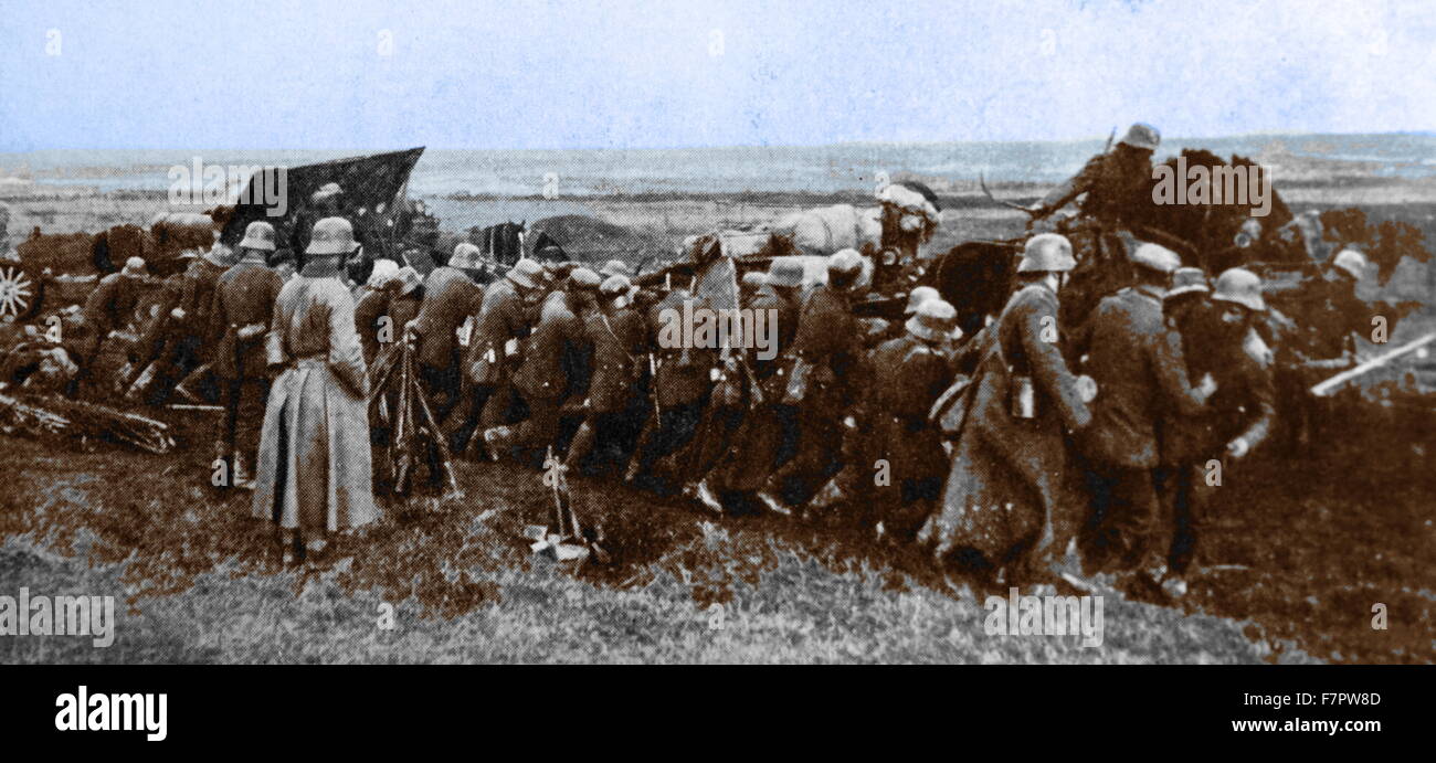 Kanonen werden von Soldaten und Pferde der deutschen Armee während Erster Weltkrieg gezogen. Stockfoto