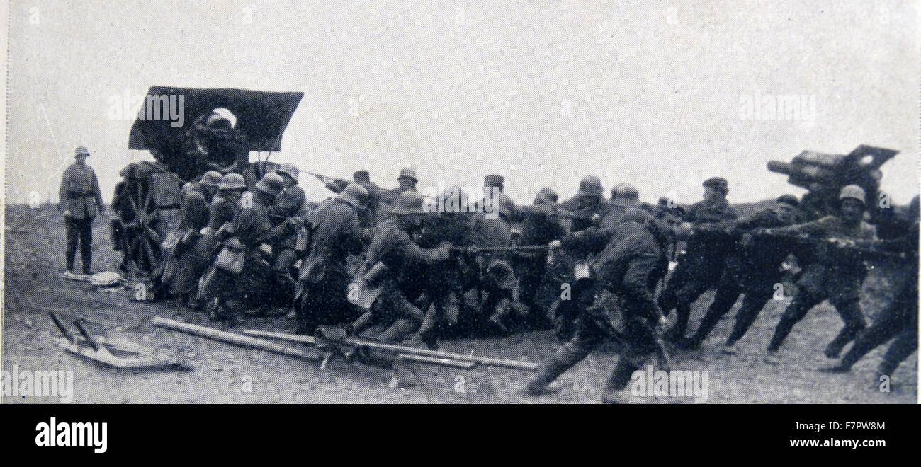 Kanonen werden von Soldaten der deutschen Armee während Erster Weltkrieg gezogen. Stockfoto