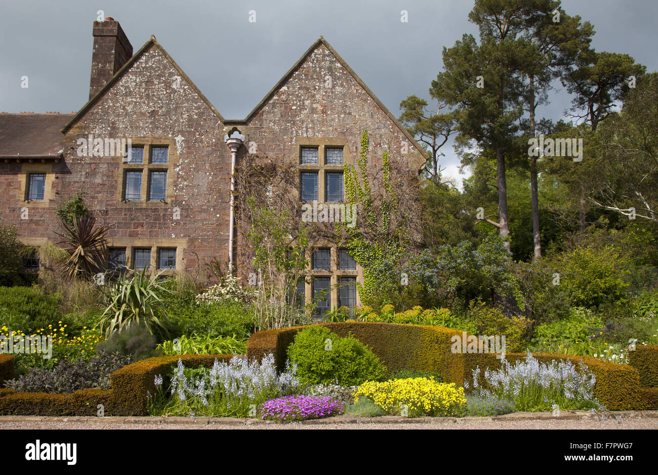 Das Haus und die Gärten von Knightshayes, Devon. Knightshayes ist ein spektakuläres neugotischen Haus inmitten von herrlichen Gärten und Parks. Stockfoto