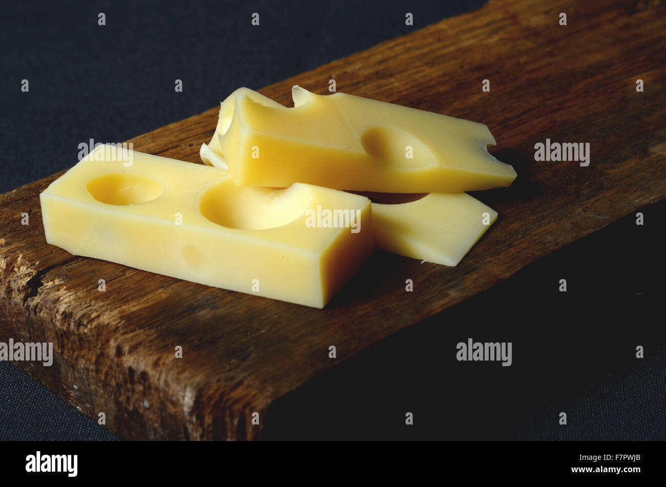 Stücke und Scheiben frische Emmentaler Käse Stockfoto