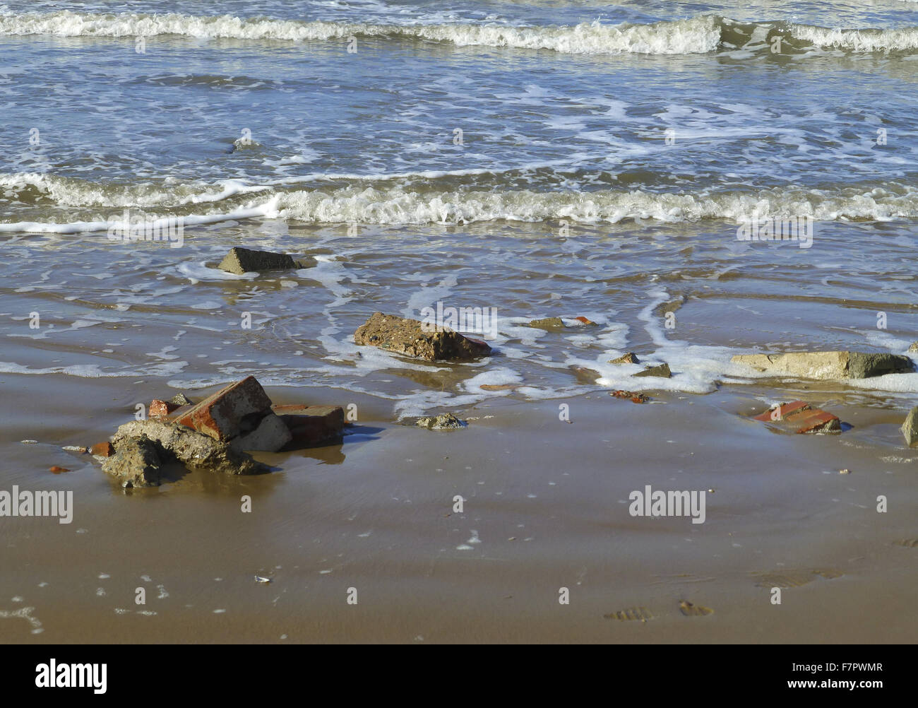 Ausgesetzt, Bauschutt am Strand von Formby, Liverpool, abgebildet bei Ebbe im März 2014. Rasche Küstenerosion ereignete sich um Formby im Winter 2013/2014 als Folge extremer Wetterereignisse und Sturmfluten. Folglich, Schutt und Geröll Stockfoto