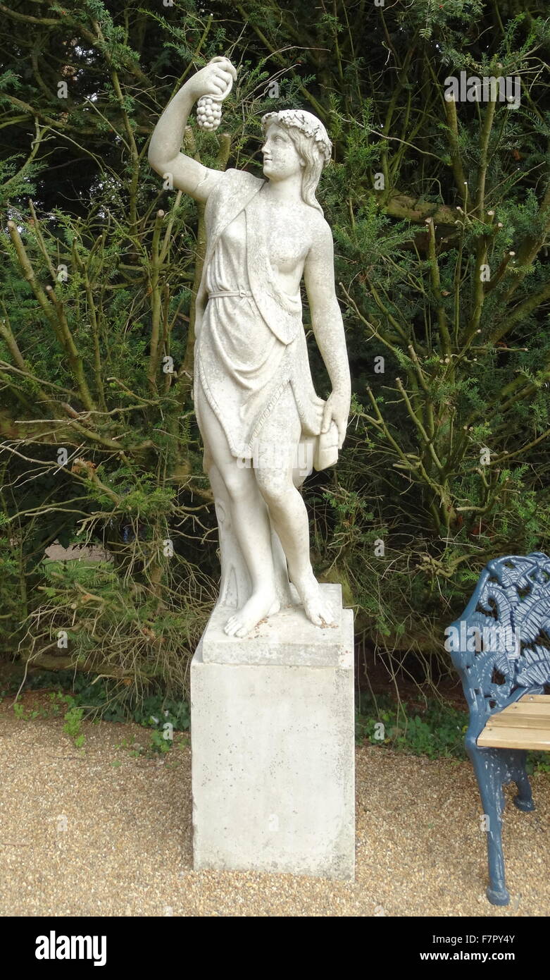 Statue eines jungen Mädchens im klassischen griechischen Stil; Hughenden Manor; England. 19. Jahrhundert Stockfoto