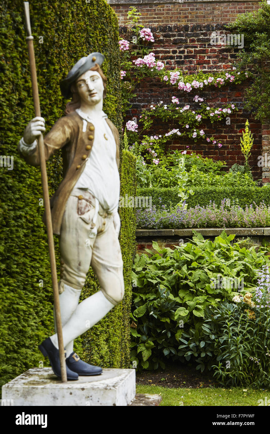 Eine Statue im Garten am Fenton House and Garden, London. Fenton House wurde im Jahre 1686 erbaut und ist gefüllt mit Weltklasse dekorative und bildender Kunst-Sammlungen. Die Gärten sind ein Obstgarten, Gemüsegarten, Rosengarten und formale Terrassen und Rasenflächen. Stockfoto