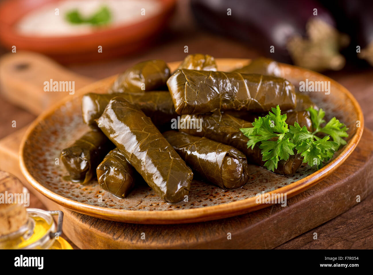 Ein Teller mit leckeren gefüllte Weinblätter mit Petersilie garnieren. Stockfoto