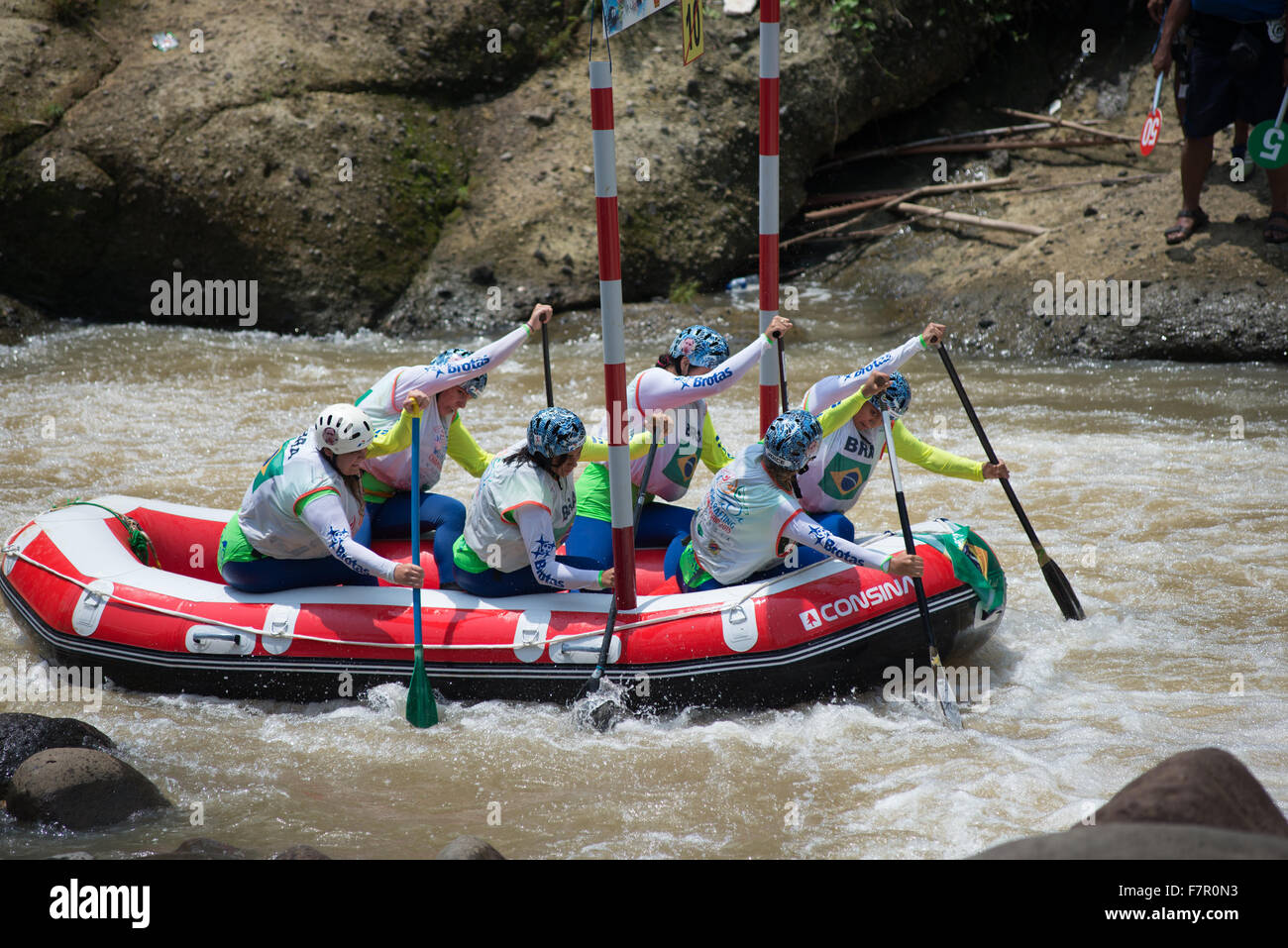 Brasilien U23 Frauen Slalom-Team bei Rafting-WM in Citarik River, West-Java, Indonesien. Stockfoto