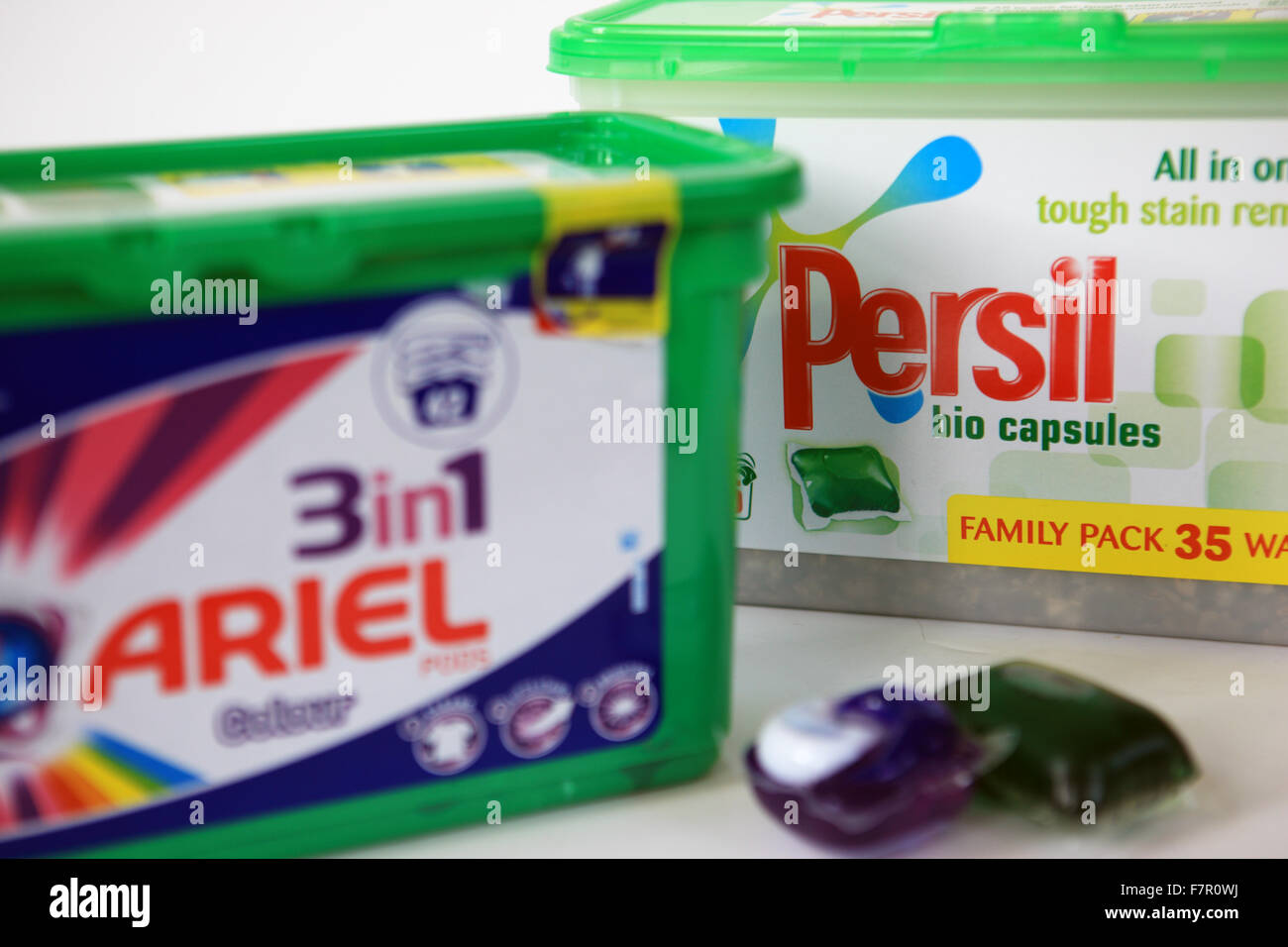 Persil und Ariel waschen Kapseln Stockfoto