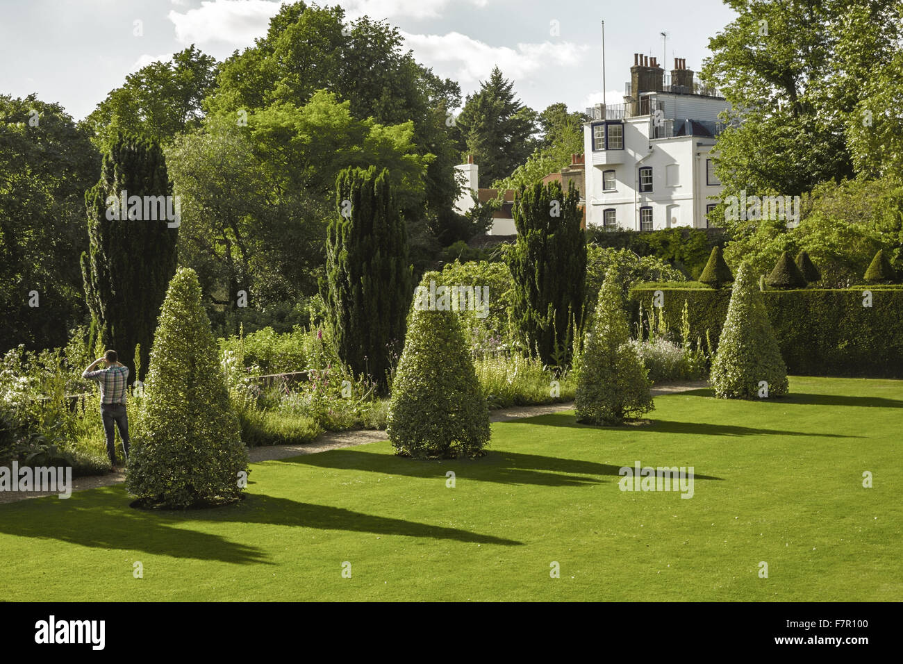 Der Garten am Fenton House and Garden, London. Fenton House wurde im Jahre 1686 erbaut und ist gefüllt mit Weltklasse dekorative und bildender Kunst-Sammlungen. Die Gärten sind ein Obstgarten, Gemüsegarten, Rosengarten und formale Terrassen und Rasenflächen. Stockfoto