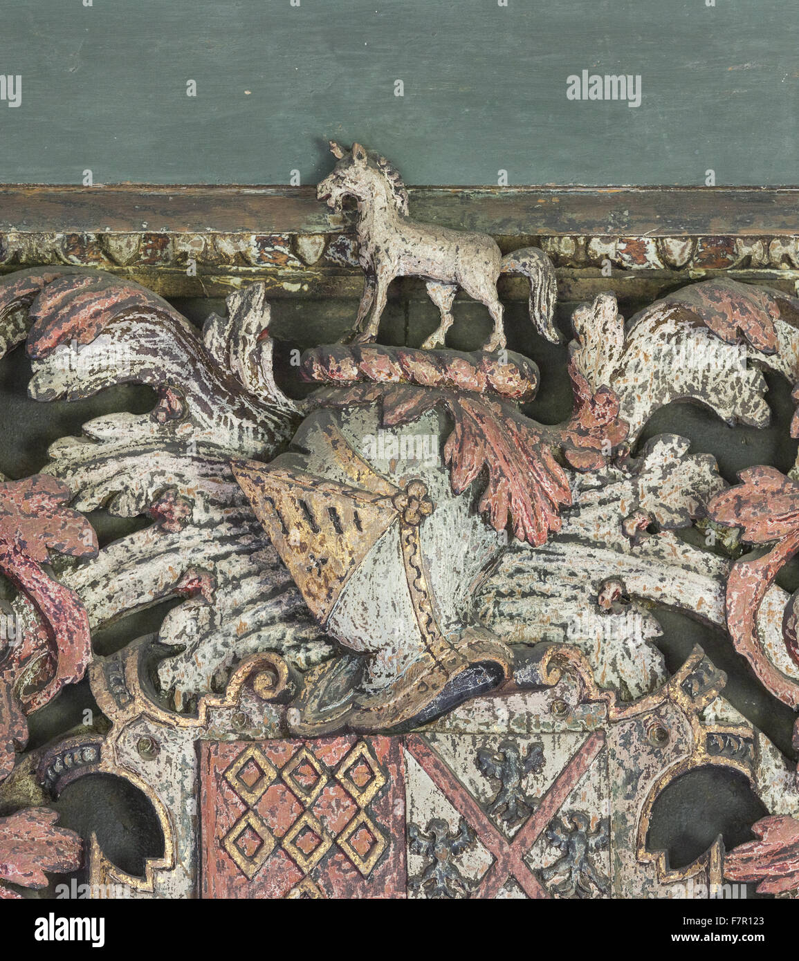 Detail der aufwendigen hölzernen Kaminsims (c.1629) in Henry Ferrers Schlafzimmer, Baddesley Clinton, Warwickshire. Das Schnitzwerk enthält die Wappen der Ferrers Groby Kasernierung Hampden (Henrys Großmutter der Familie) und ein Schild der Vorwand im Zentrum Stockfoto