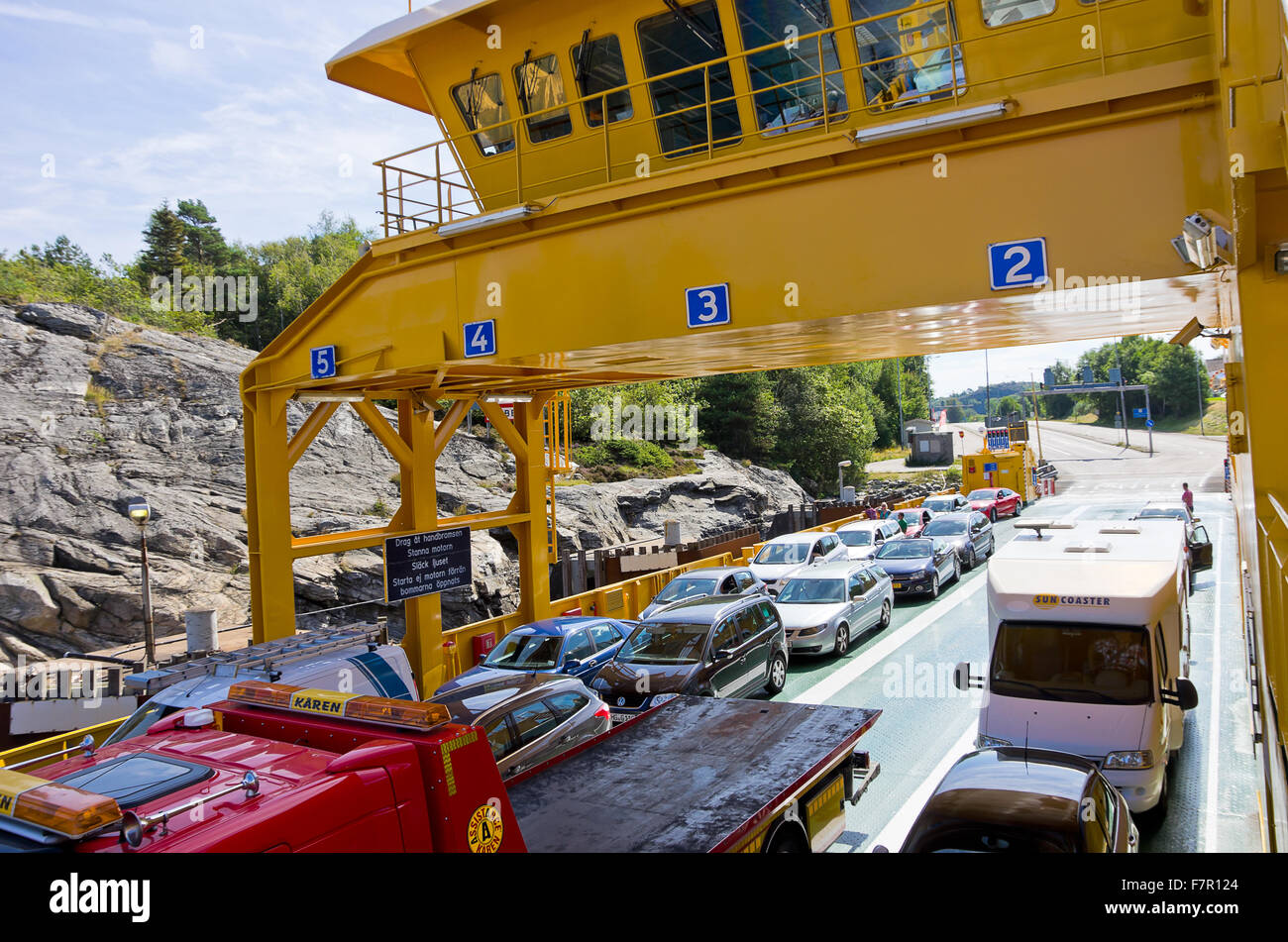 PKW und LKW auf einer Fähre. Stockfoto