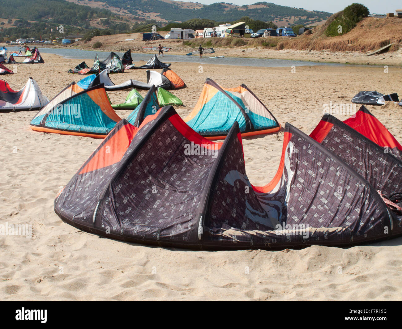 Große Gruppe von Kites am Strand von Tarifa in Spanien Stockfoto