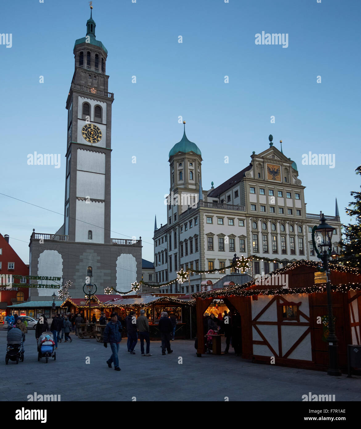 Weihnachtsmarkt Augsburg, Rathausplatz mit Rathaus und Perlachturm, Augsburg, Bayern, Deutschland, Stockfoto