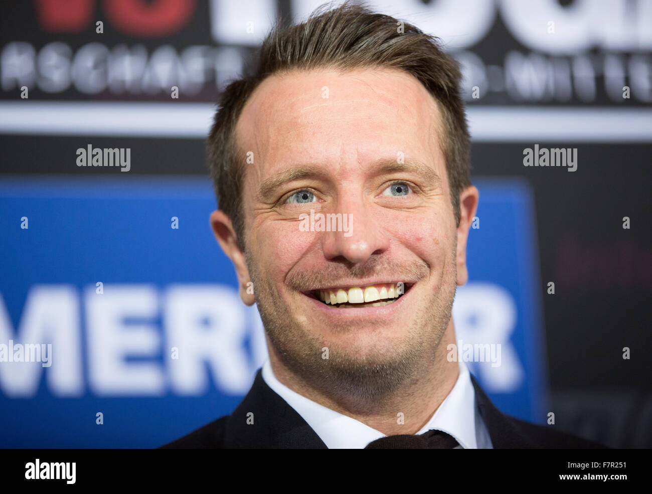 Hamburg, Deutschland. 2. Dezember 2015. Box-Promoter Kalle Sauerland besucht eine Pressekonferenz in Hamburg, Deutschland, 2. Dezember 2015. Deutschlands Jack Culcay soll Australiens Dennis Hogan in einem WBA Welt Kampf im Weltergewicht super am 5. Dezember 2015 stellen. Foto: CHRISTIAN CHARISIUS/Dpa/Alamy Live News Stockfoto