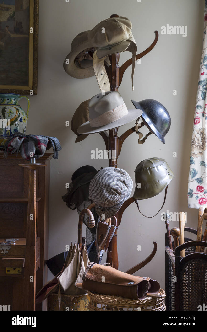 Shaws Sammlung von Hüten, auf einem Kleiderständer in der Eingangshalle an Shaws Ecke, Hertfordshire. Stockfoto