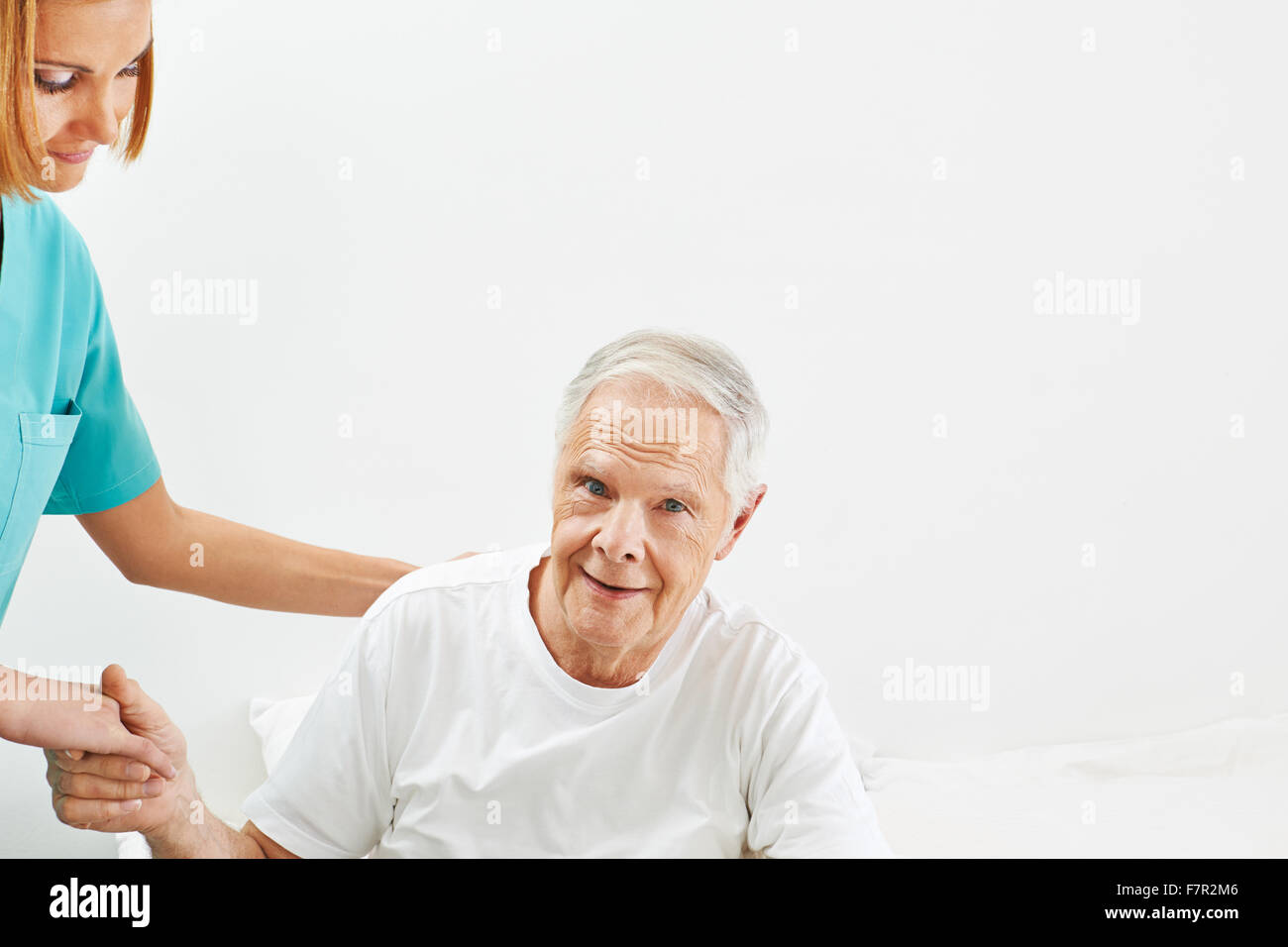 Frau tut Altenpflege für Senioren Greis Stockfoto