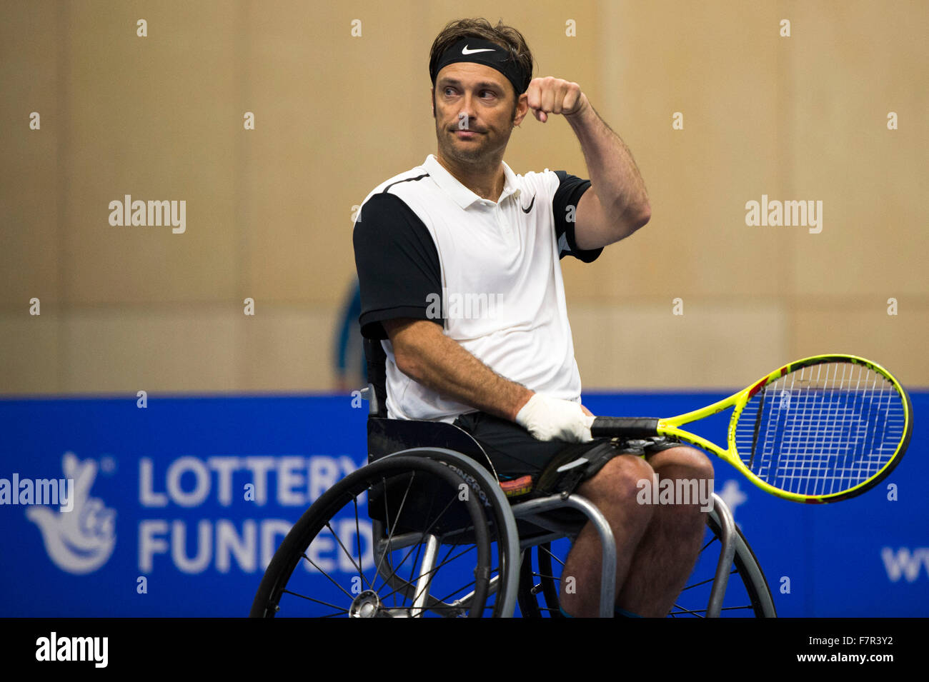 London, UK. 2. Dezember 2015. David Wagner von den USA feiert Sieg gegen Andy Lapthorne von Großbritannien in The NEC-Rollstuhl-Tennis-Masters an der Lee Valley Tennis und Hockey Centre, Queen Elizabeth Olympic Park, London, Grossbritannien am 2. Dezember 2015. Bildnachweis: Brandon Griffiths/Alamy Live-Nachrichten Stockfoto