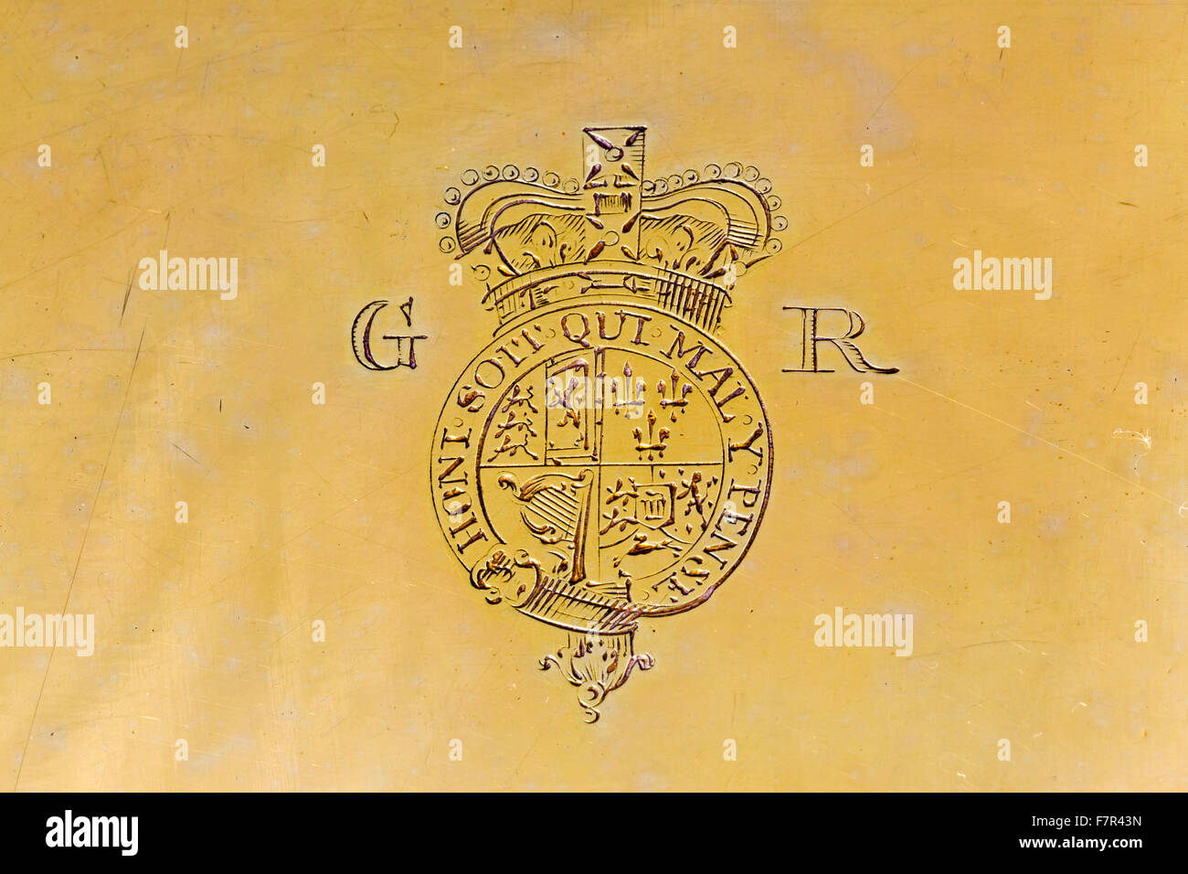Kissenförmig Gericht, 1758, Simon Le Sage, vergoldetem Silber bei Ickworth, Suffolk. National Trust Inventar Nr. 852067.1-4. Detail der gravierten königliche Wappen auf der Vorderseite. Stockfoto