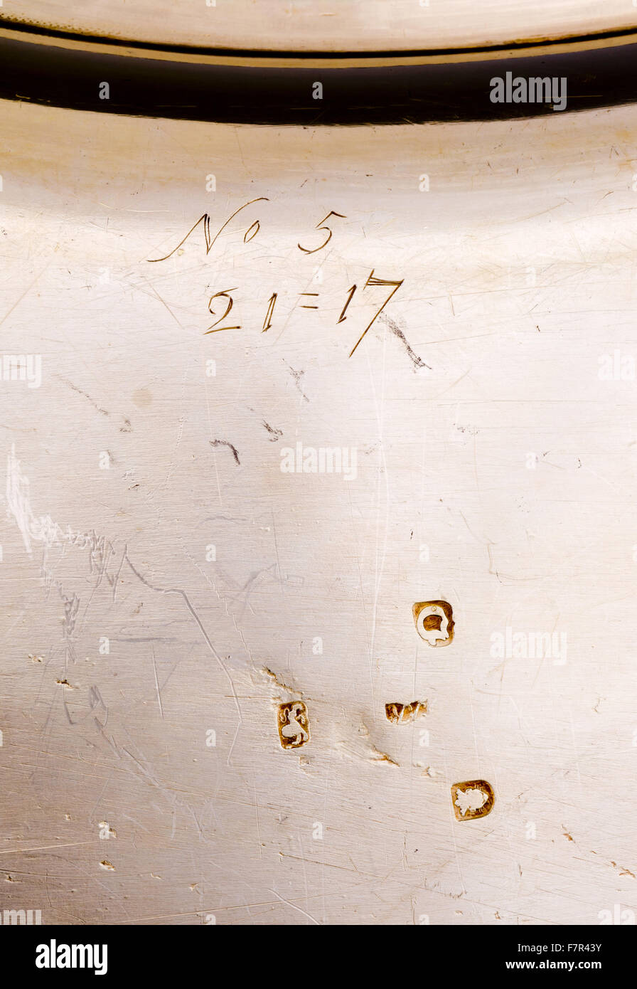 Kissenförmig Gericht, 1769, Frederick Kandler, vergoldetem Silber, bei Ickworth, Suffolk. National Trust Inventarnummer 852067.5-7. Detail der Kennzeichen und Scratchweight auf Rückseite. Stockfoto