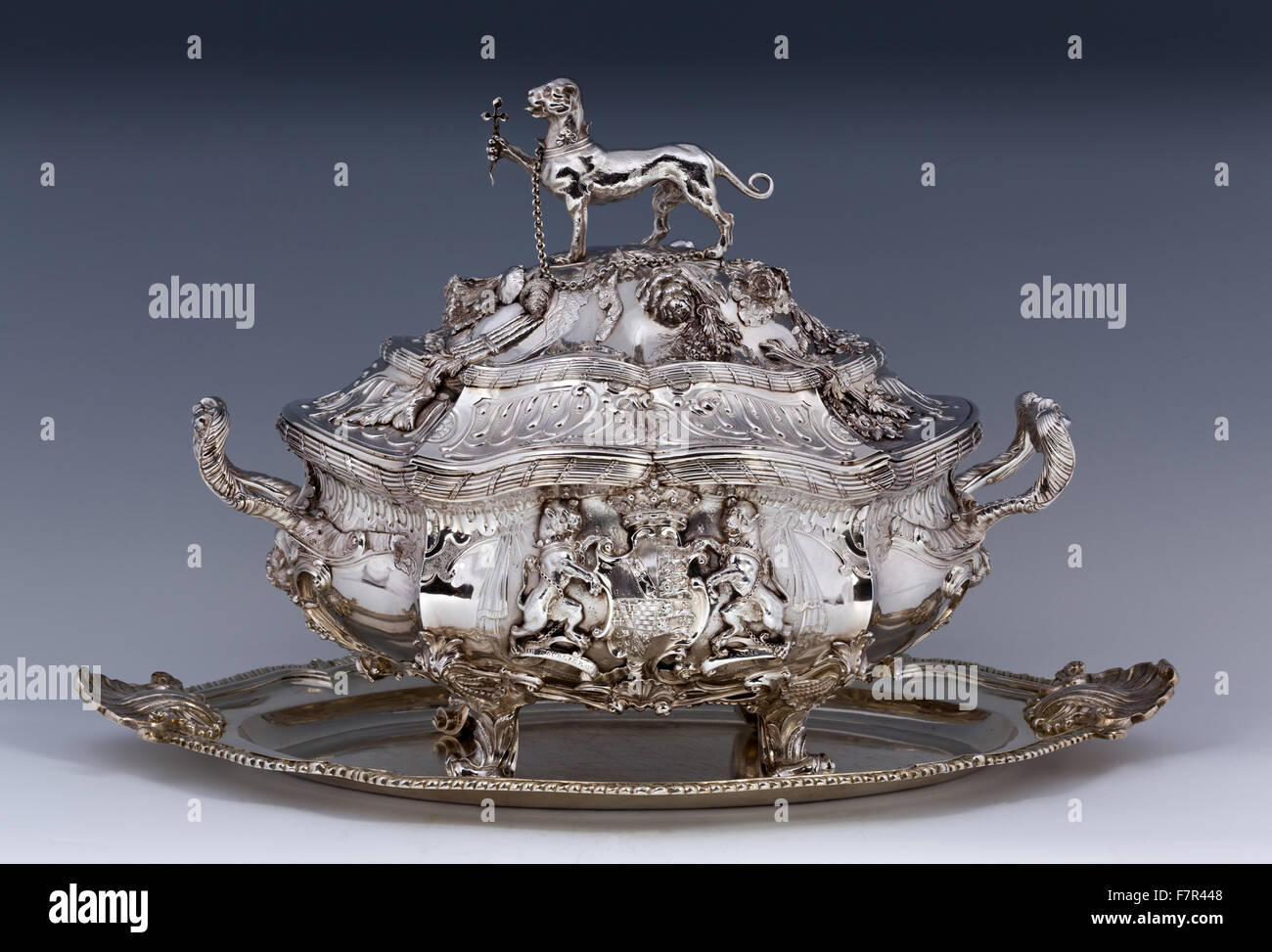 Ovale Terrine, 1752, Frederick Kandler, Silber auf Oval stehen, c.1755, Turin, Silber bei Ickworth, Suffolk. National Trust Inventar Nummer 852080.5-6. Stockfoto