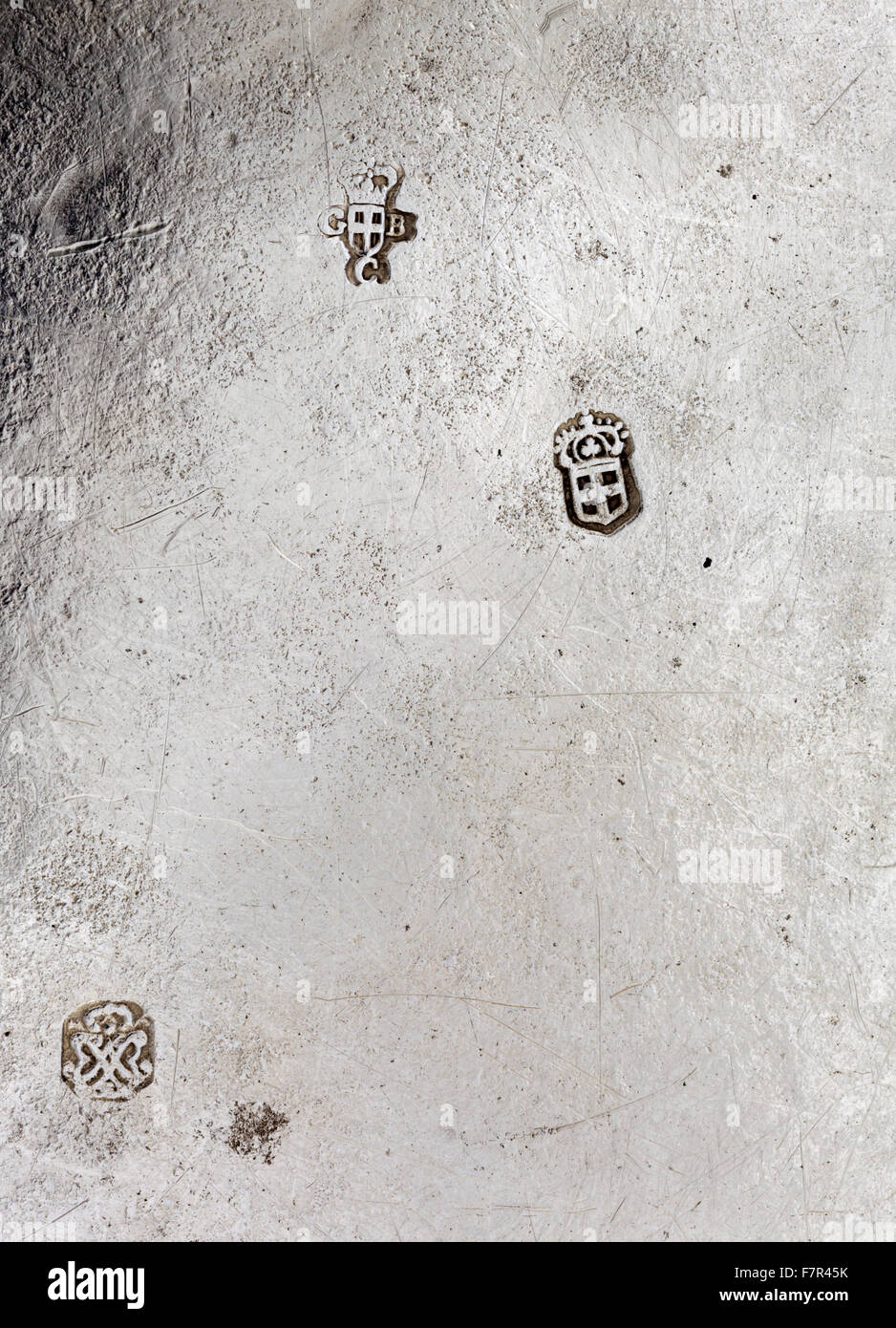 Speiseteller, c. 1755, Turin, Silber bei Ickworth, Suffolk. Detail der Kennzeichen von Andrea Boucheron, Turin-Assay und Giovan Battista Carron. National Trust Inventarnummer 852124.84. Stockfoto