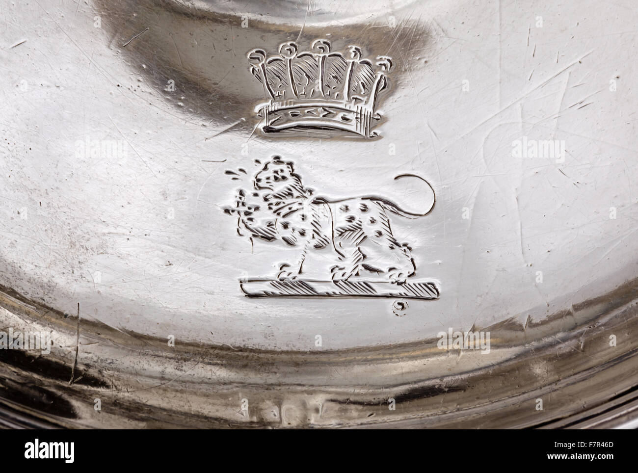 Kammer-stick, John Scofield, 1791, Silber bei Ickworth, Suffolk. Detail der gravierte Wappen und Earls Krönchen für die 4. oder 5. Earl of Bristol. National Trust Inventar Nummer 852189.7-10. Stockfoto