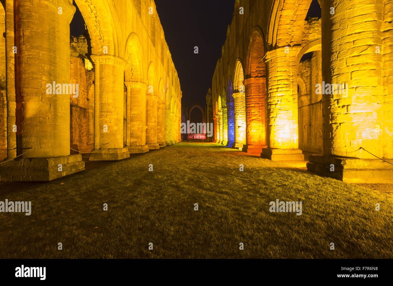 Innenansicht Fountains Abbey, leuchtet in der Weihnachtszeit, North Yorkshire. 1132 erbaute Fountains Abbey ist eines der am besten erhaltenen Zisterzienserklöster in England, und ist jetzt als Weltkulturerbe anerkannt. Stockfoto