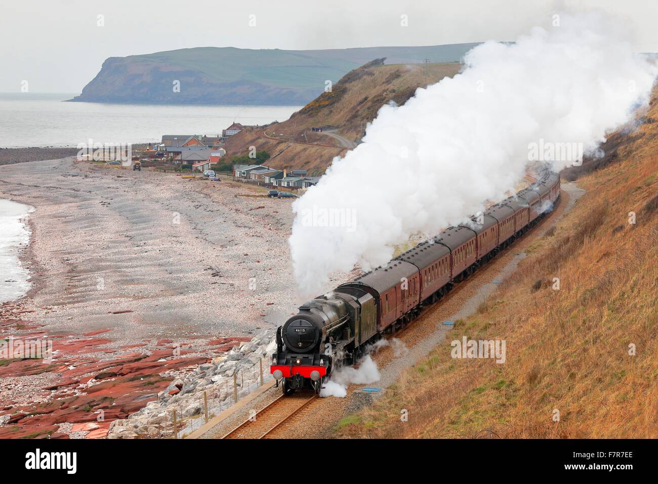 Dampf-Lokomotive LMS Royal Scot Klasse 46115 Scots Gardist nahe Nethertown Station, Whitehaven, Cumbria, England, UK. Stockfoto