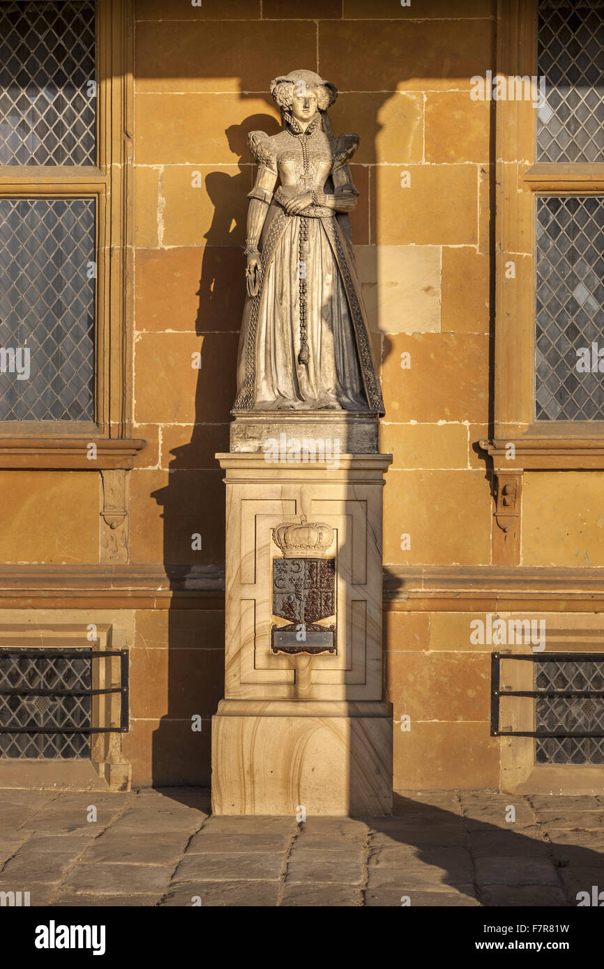 Statue von Mary, Queen of Scots auf dem Gelände in Hardwick Hall, Derbyshire. Hardwick Hall Estate besteht aus wunderschönen Häusern und schönen Landschaften. Stockfoto