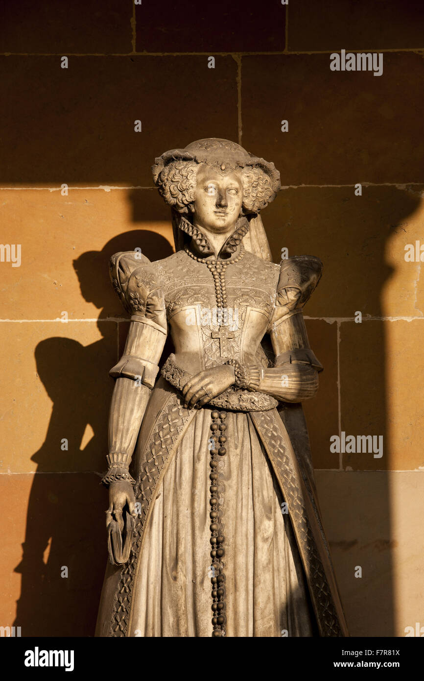Statue von Mary, Queen of Scots auf dem Gelände in Hardwick Hall, Derbyshire. Hardwick Hall Estate besteht aus wunderschönen Häusern und schönen Landschaften. Stockfoto