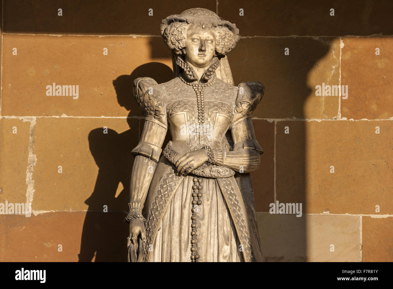 Statue von Mary, Queen of Scots auf dem Gelände in Hardwick Hall, Derbyshire. Hardwick Hall Estate besteht aus wunderschönen Häusern und schönen Landschaften. Stockfoto
